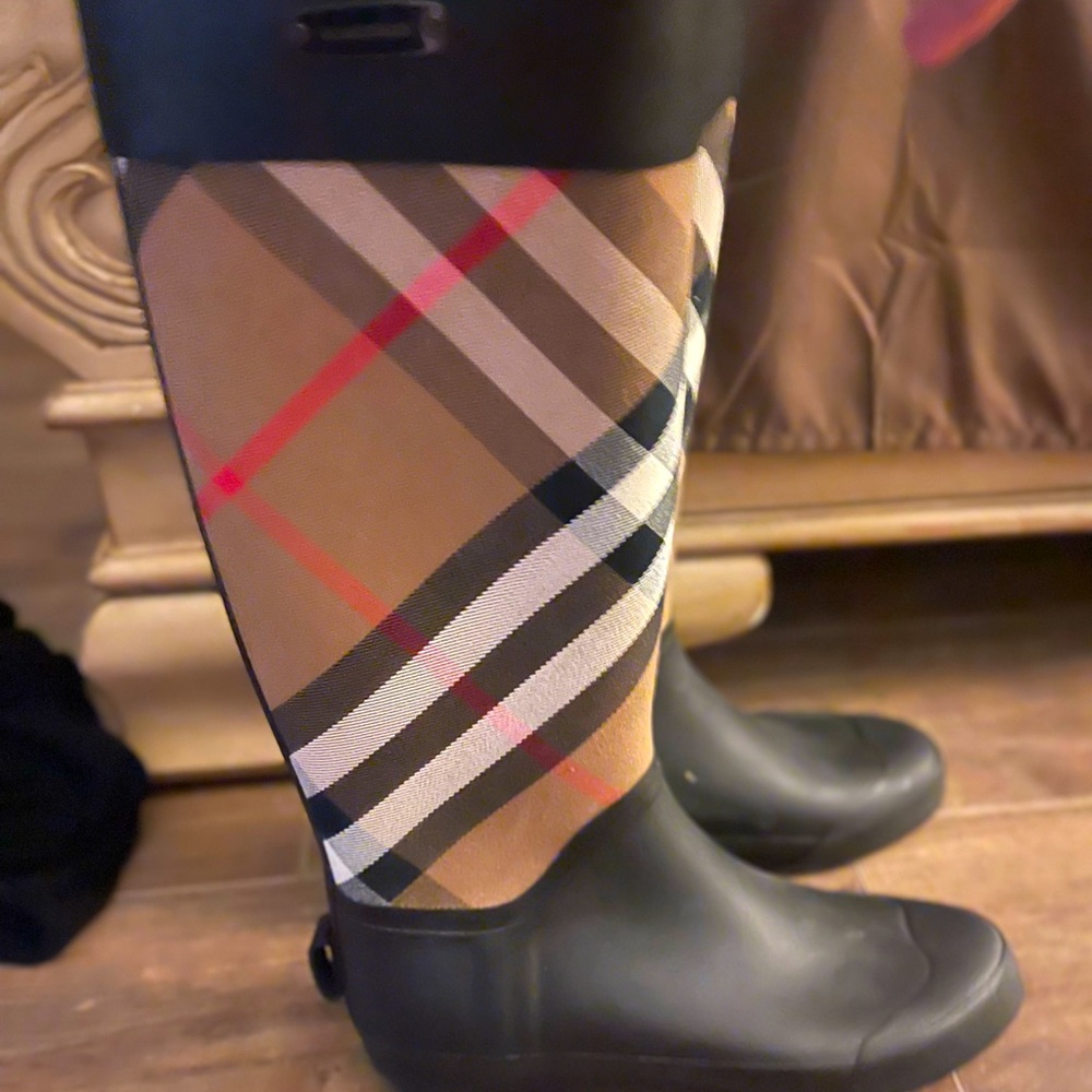 Burberry iconic rain boots